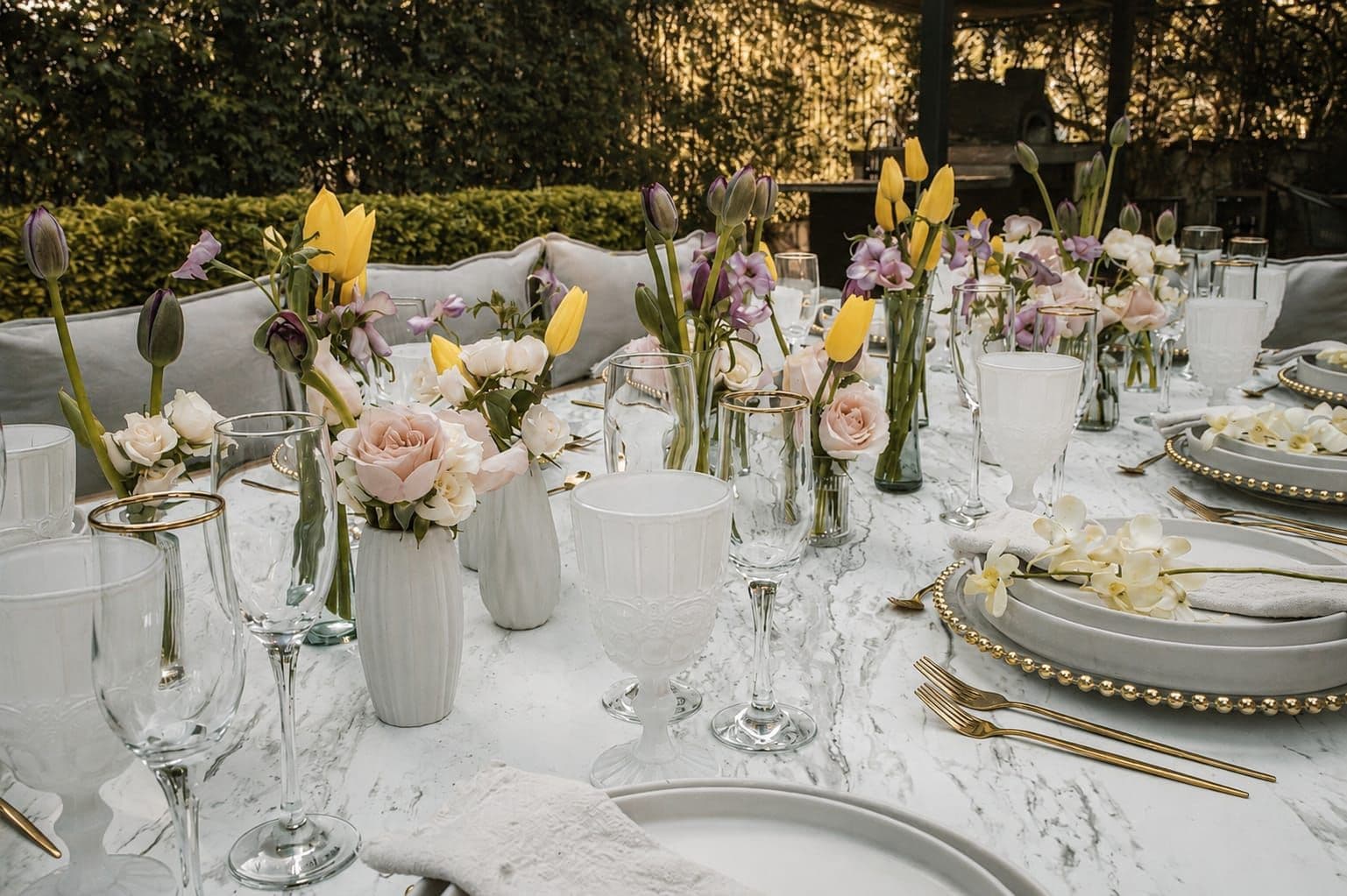 Mesa larga al aire libre con tulipanes y flores en pastel, montaje de Clhei