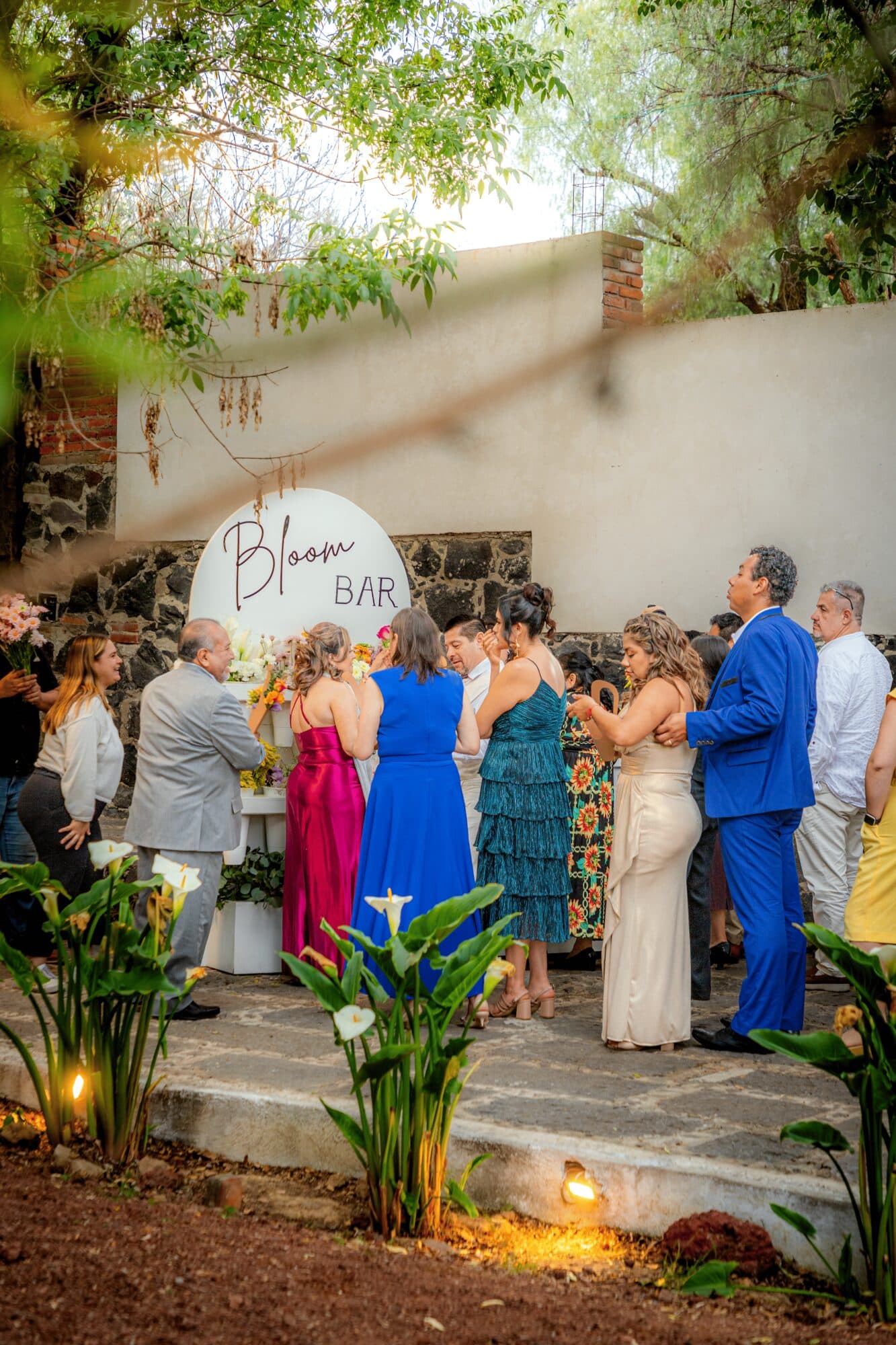 Invitados armando sus ramos en el Flower Bar de Clhei durante un evento