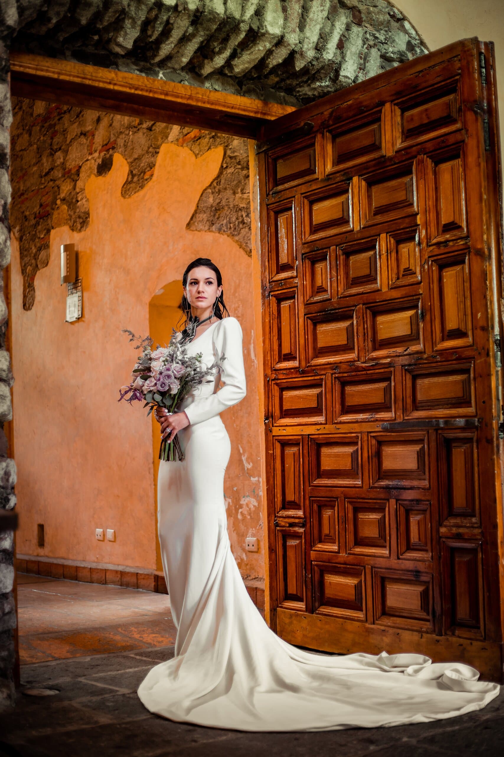 Novia en una sala de piedra con luz cálida, boda diseñada por Clhei en Puebla